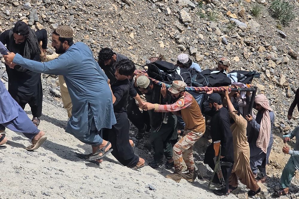 Bergungsarbeiten nach dem schweren Busunglück in Pakistan