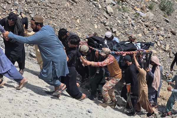 Bergungsarbeiten nach dem schweren Busunglück in Pakistan