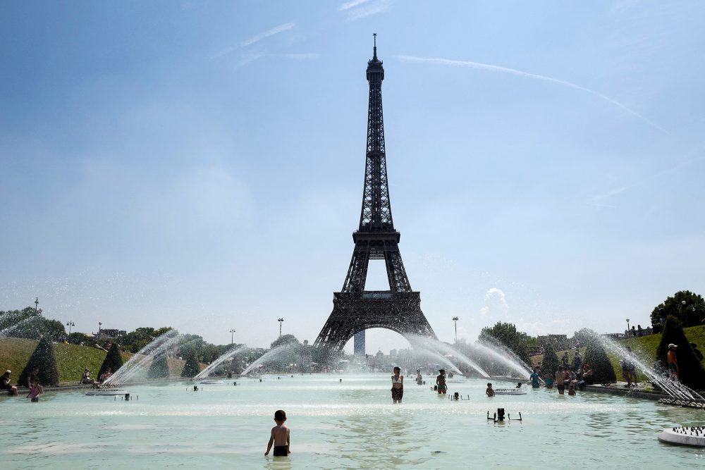 Im Wasser spielende Kinder im Trocadéro-Brunnen vor dem Eiffel Turm in Paris