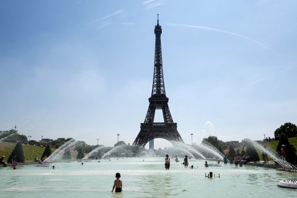 Im Wasser spielende Kinder im Trocadéro-Brunnen vor dem Eiffel Turm in Paris