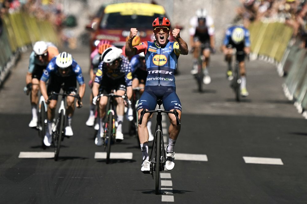 Mads Pedersen gewinnt die vierte Tour-Etappe und jubelt im Ziel