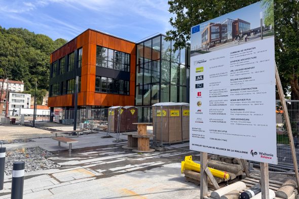 Neues Verwaltungsgebäude in Pepinster, rechts ein Schild mit der Beschreibung der Arbeiten