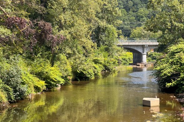 Hoëgne mit Eisenbahn-Brücke, die noch ersetzt wird