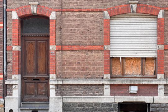 Verlassenes Haus in Pepinster mit verschlossenem Fenster