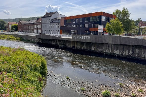 Neues Verwaltungsgebäude in Pepinster, mit der Weser im Vordergrund