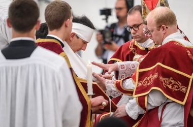 Der französische traditionalistische katholische Bischof Michel Poinsinet de Sivry empfängt das heilige Öl vom traditionalistischen katholischen Bischof Alfonso de Galarreta während der Bischofsweihe durch die Priesterbruderschaft St. Pius X.