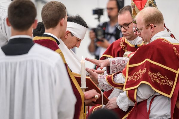 Der französische traditionalistische katholische Bischof Michel Poinsinet de Sivry empfängt das heilige Öl vom traditionalistischen katholischen Bischof Alfonso de Galarreta während der Bischofsweihe durch die Priesterbruderschaft St. Pius X.