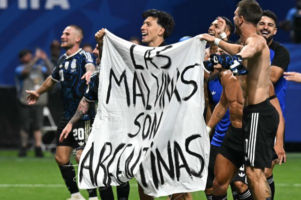 Argentinische Spieler halten das Banner mit der Aufschrift "Las Malvinas son argentinas" in den Händen und feiern