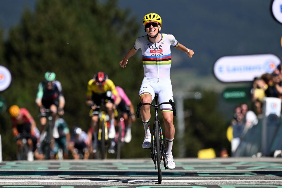 Pogacar gewinnt dritte Etappe der Tour de France und reißt die Arme hoch