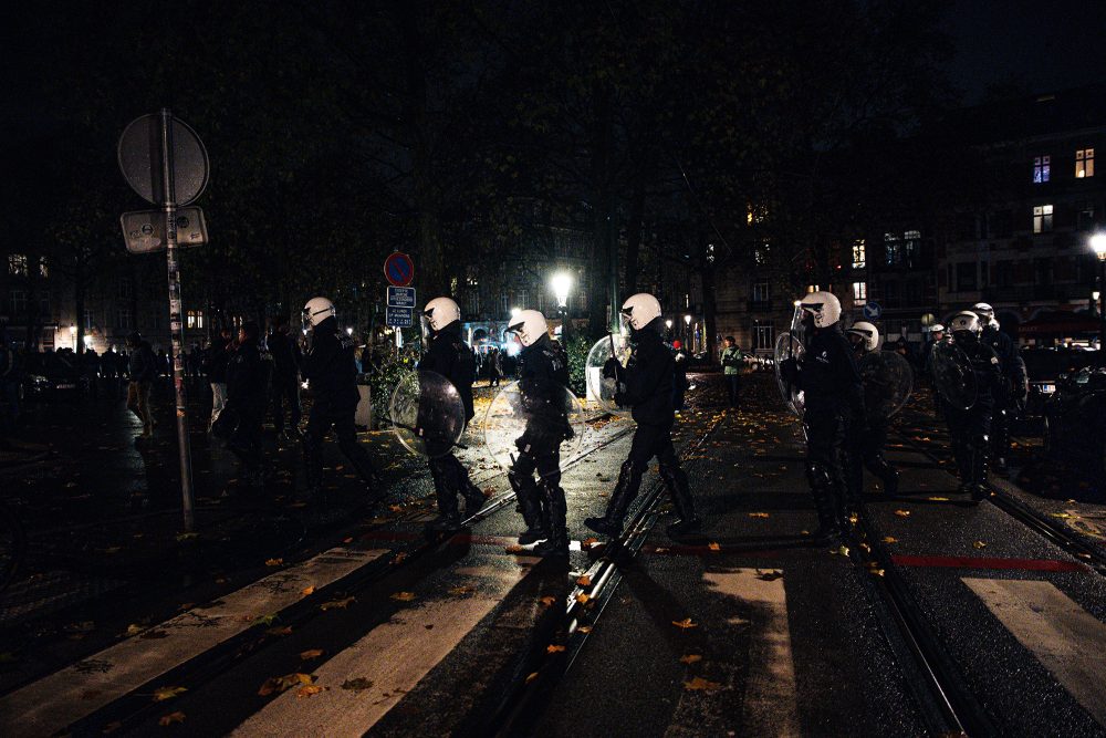 Polizeibeamte in Brüssel bei Nacht