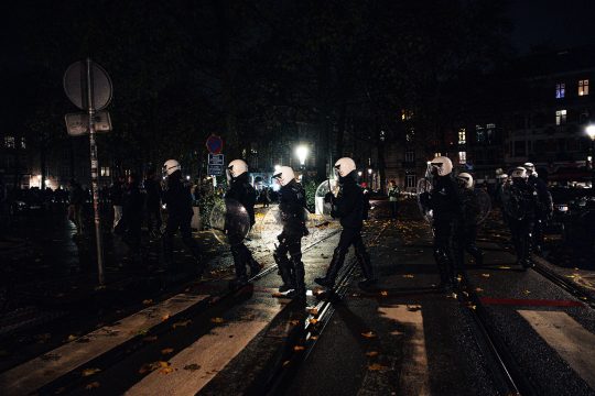 Polizeibeamte in Brüssel bei Nacht