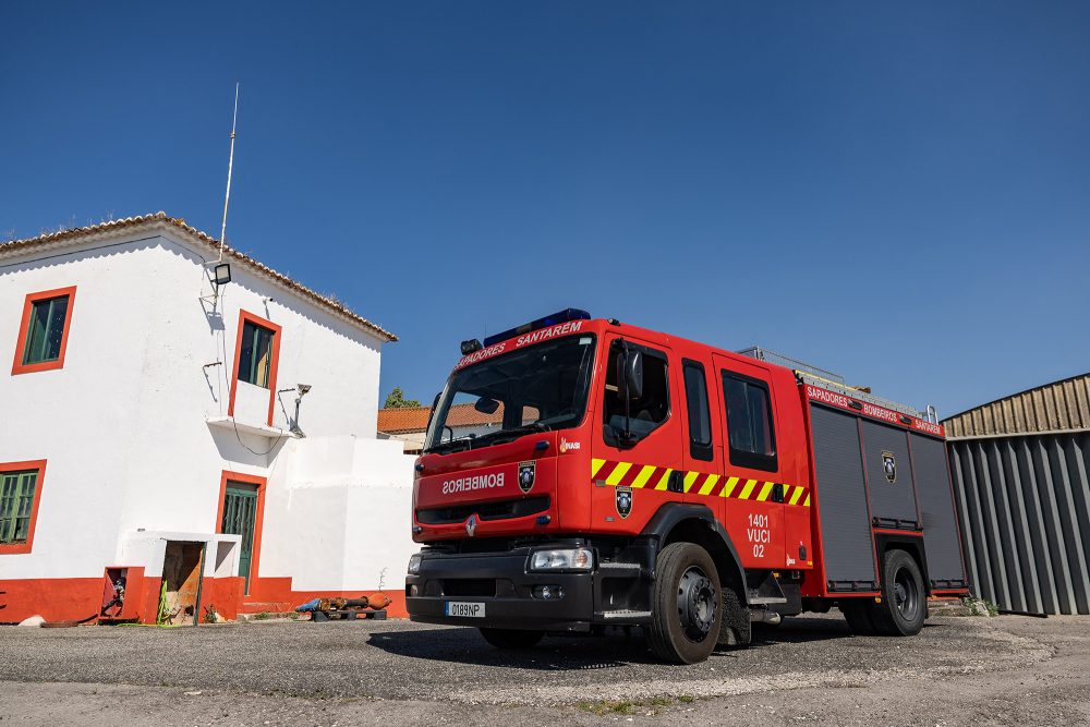 Einsatzbereiter portugiesischer Feuerwehrwagen