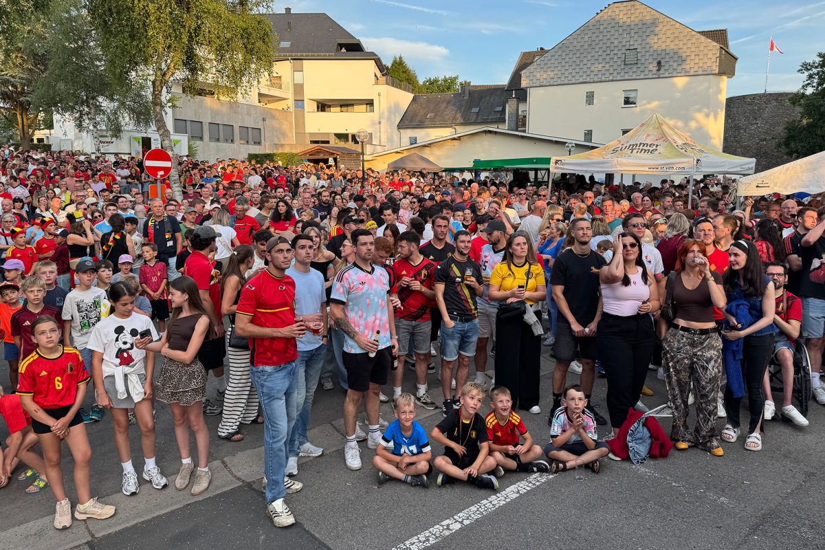 Fans der Roten Teufel schauen in St. Vith gemeinsam das WM-Spiel