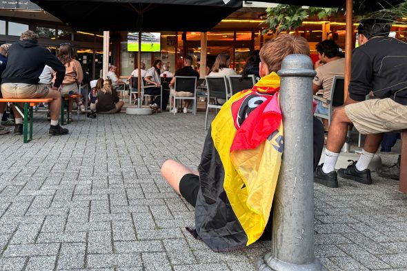 Menschen beim Public Viewing beim Sechzehntelfinale Belgien vs. Senegal in der Trottinette am Triangel St. Vith