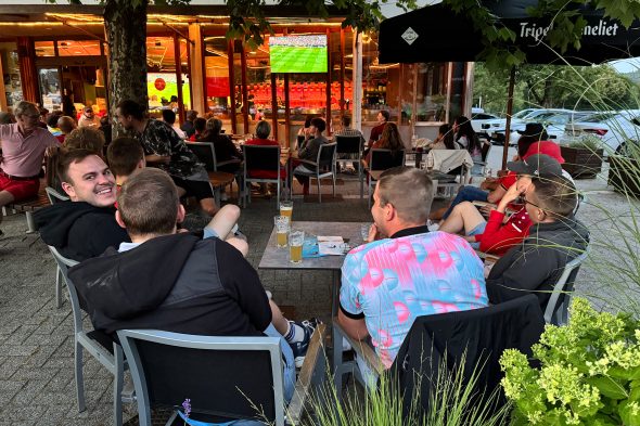 Menschen beim Public Viewing beim Sechzehntelfinale Belgien vs. Senegal in der Trottinette am Triangel St. Vith