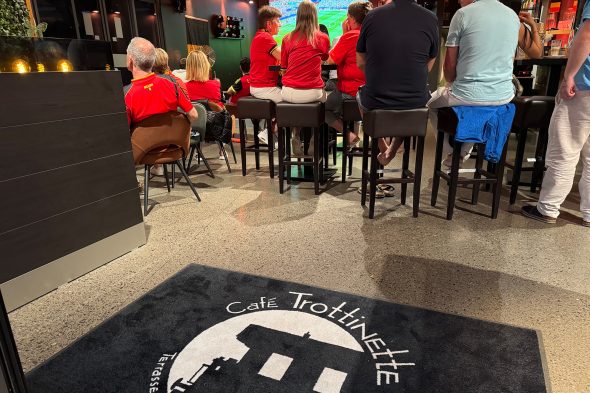 Menschen beim Public Viewing beim Sechzehntelfinale Belgien vs. Senegal in der Trottinette am Triangel St. Vith