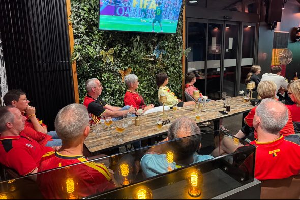 Menschen beim Public Viewing beim Sechzehntelfinale Belgien vs. Senegal in der Trottinette am Triangel St. Vith