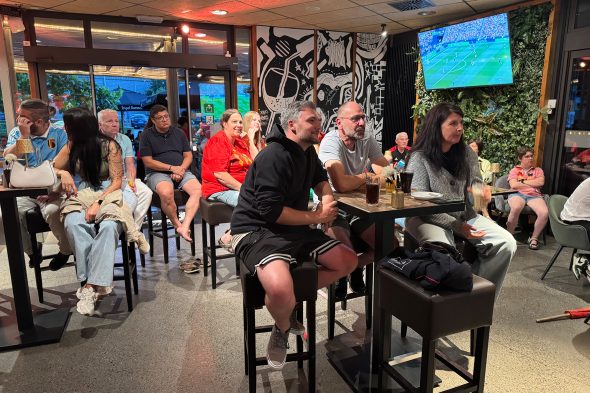 Menschen beim Public Viewing beim Sechzehntelfinale Belgien vs. Senegal in der Trottinette am Triangel St. Vith
