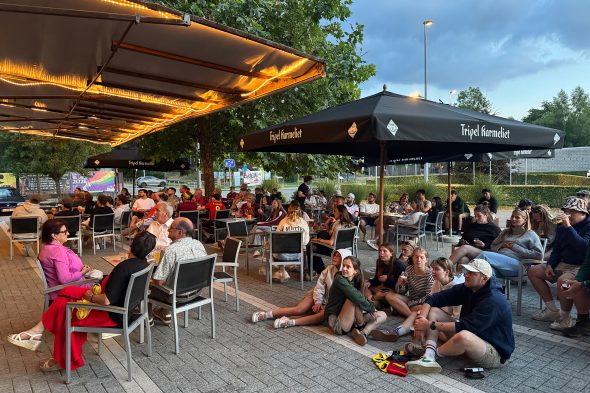 Menschen beim Public Viewing beim Sechzehntelfinale Belgien vs. Senegal in der Trottinette am Triangel St. Vith