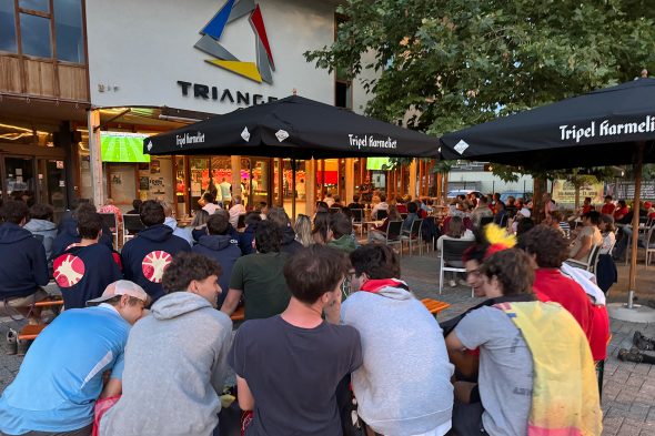 Menschen beim Public Viewing beim Sechzehntelfinale Belgien vs. Senegal in der Trottinette am Triangel St. Vith