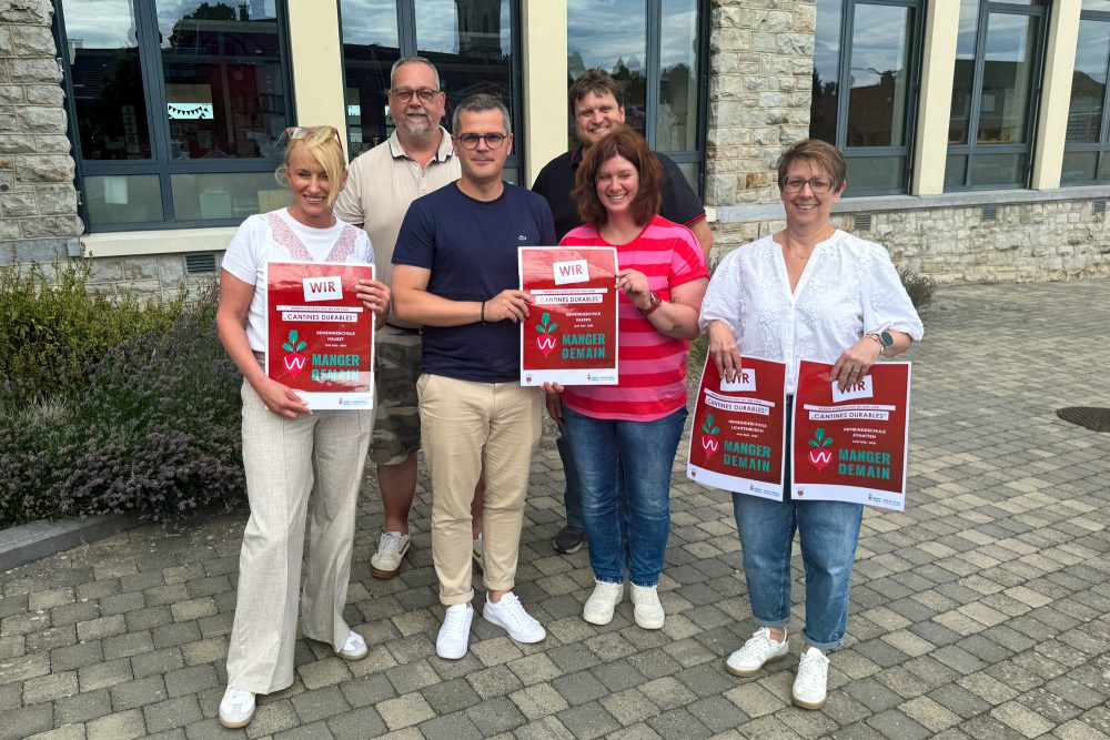 Gruppenfoto mit dem Plakat der Auszeichnung