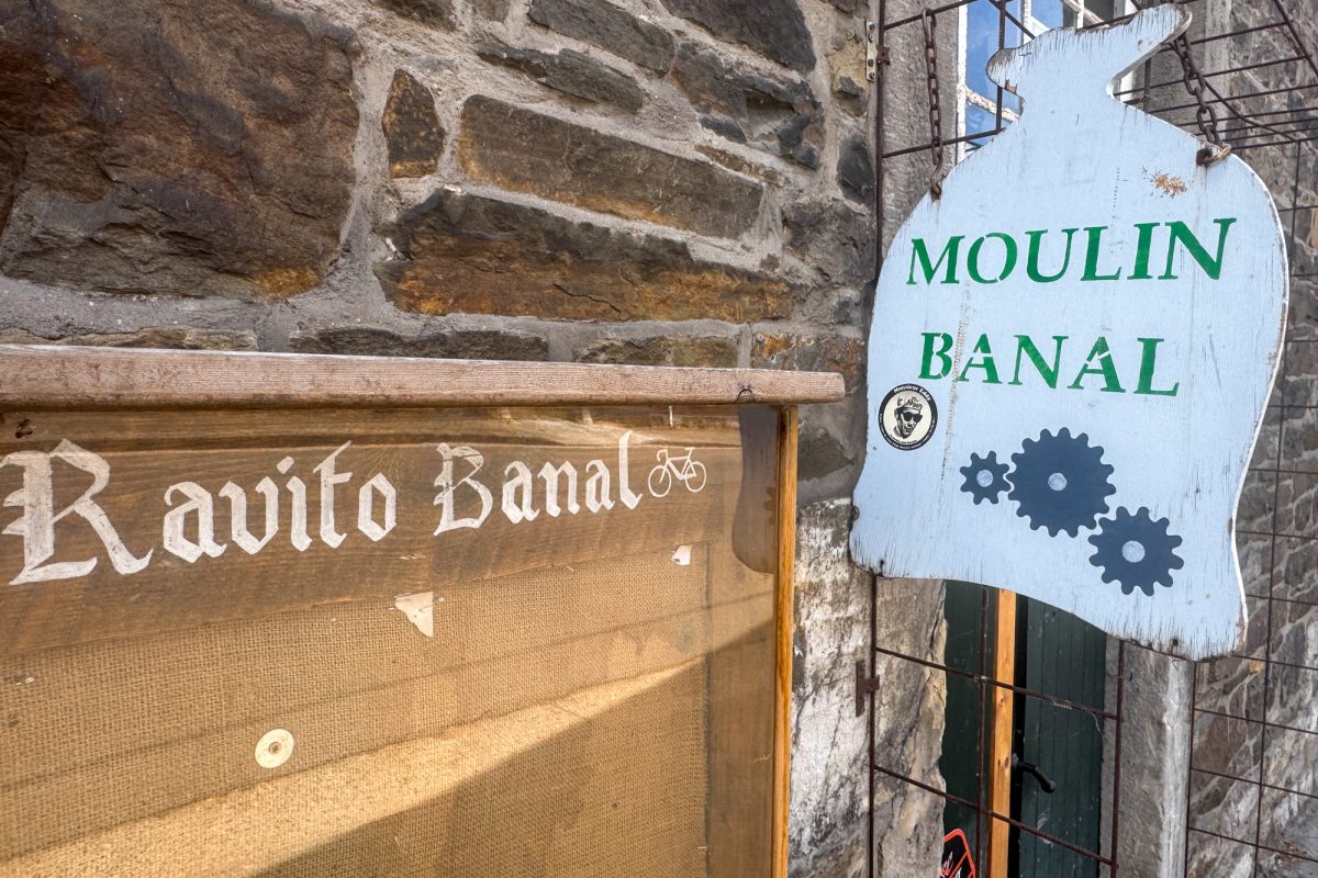 Schilder an der Fassade mit den Aufschriften "Ravito Banal" und "Moulin Banal"