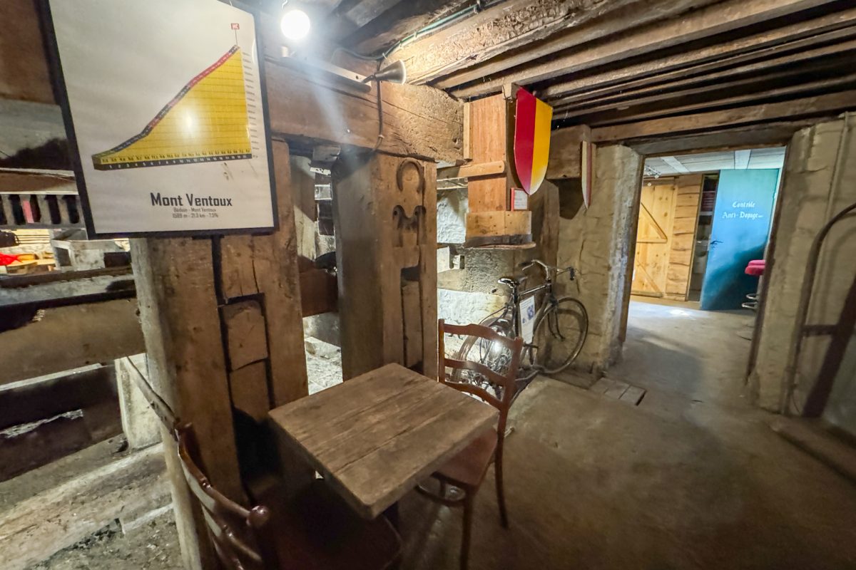 Über einem Tisch hängt ein Bild mit dem Profil des Bergs "Mont Ventoux"