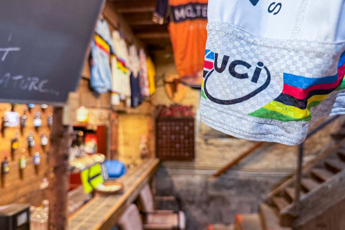 Auch ein Weltmeistertrikot hängt von der Decke des Lokals