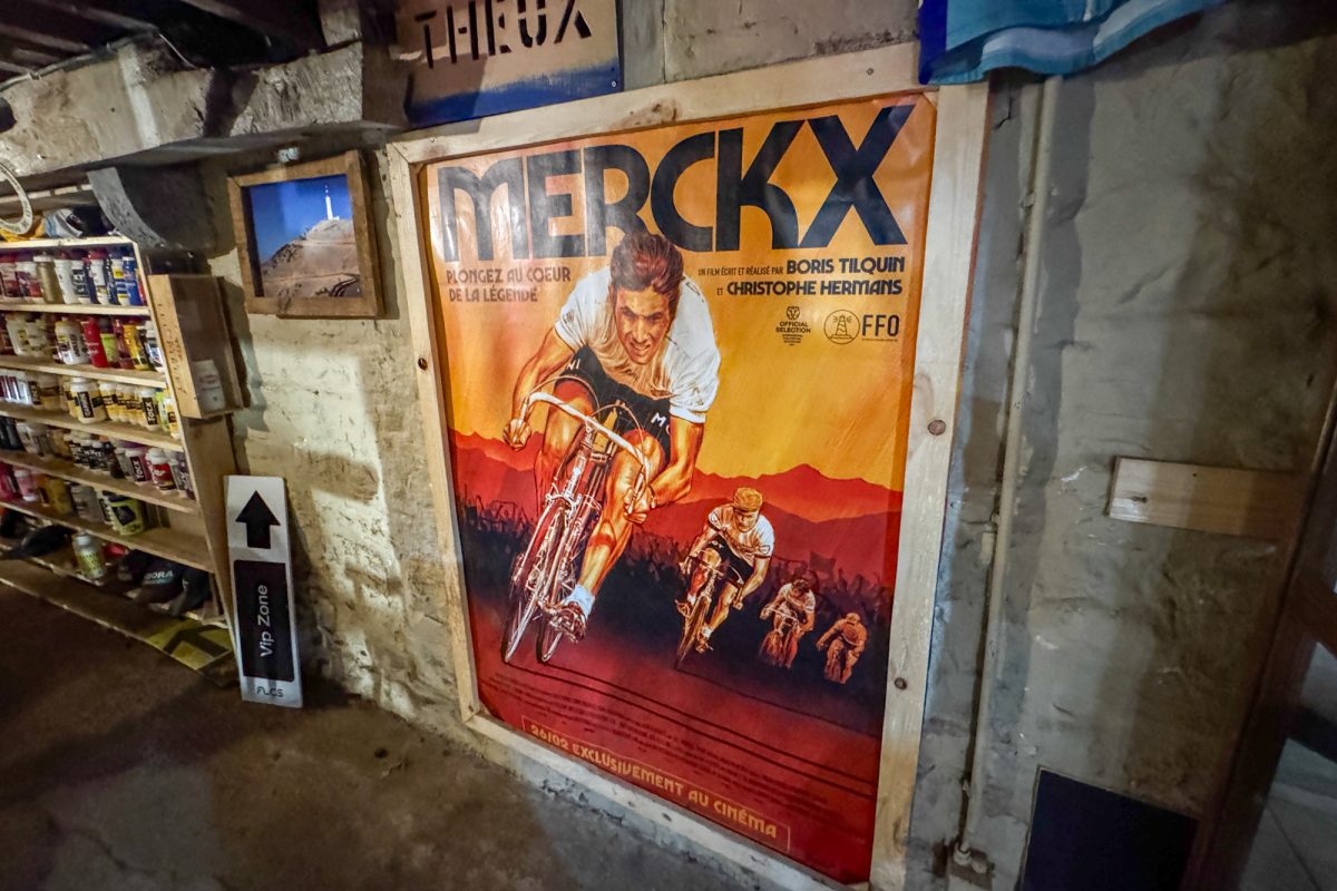 Altes Filmplakat, das auf einen Film über Radsportlegende Eddy Merckx hinweist