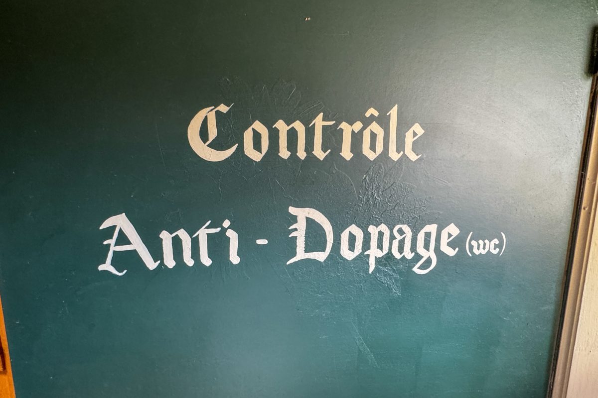 Altes Schild mit Aufschrift "Contrôle Anti-Dopage"