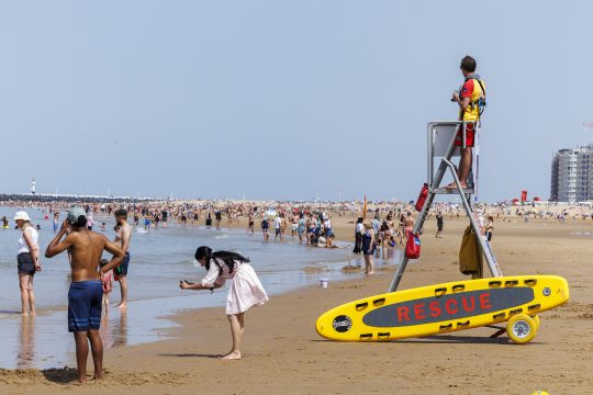 Rettungsschwimmer auf seinem Wachposten am Strand von Ostende