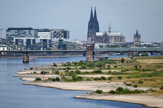 Panoramasicht auf den Rhein mit der Skyline von Köln - insbesondere dem Dom - im Hintergrund