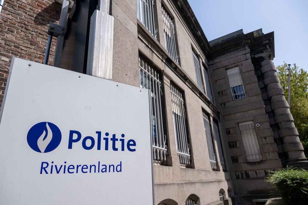 Logo der Polizeizone Rivierenland vor dem Gefängnis von Mechelen