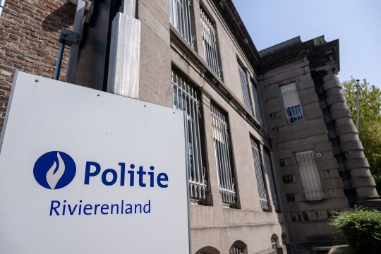 Logo der Polizeizone Rivierenland vor dem Gefängnis von Mechelen