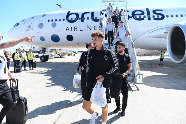 Die Roten Teufel steigen aus dem Flugzeug am Brussels Airport aus