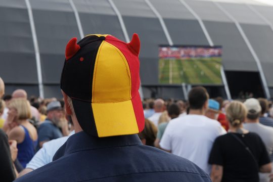Fans der Roten Teufel verfolgen das Spiel gegen Spanien auf Leinwand