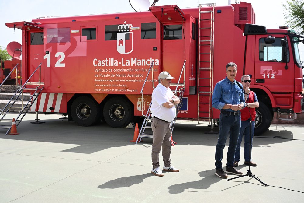 Spaniens Premier Pedro Sanchez besucht das Einsatzzentrum in Tamajon, Provinz Guadalajara im Norden von Madrid