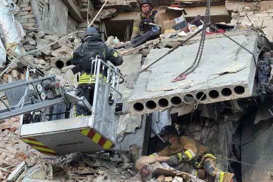 Rettungskräfte bergen Tote und Verletzte aus einem stark beschädigten Wohnhaus