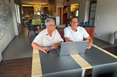 Annette und Gerd Keller am Computer