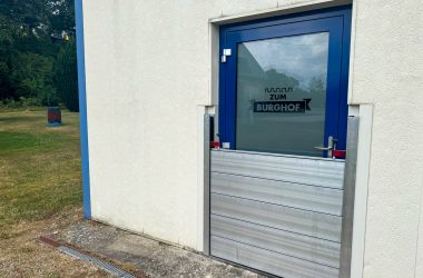 Schutzwand vor der Eingangstüre