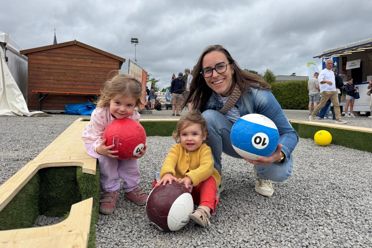 Mutter mit zwei Kindern und Bällen