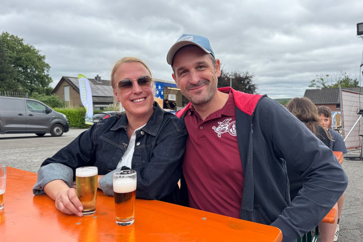 Mann und Frau trinken ein Bier an einem Tisch