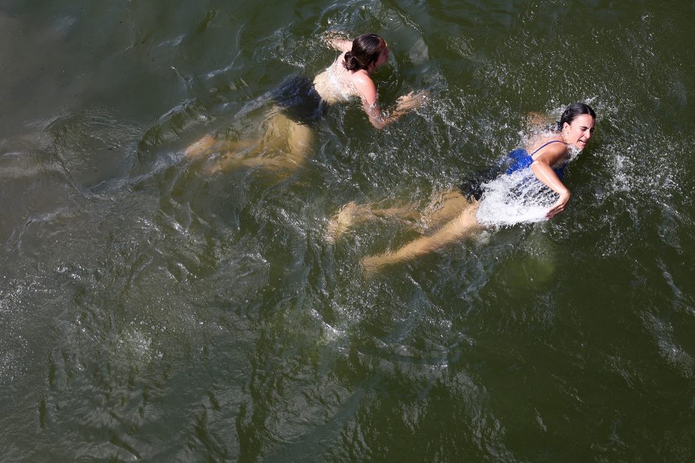 Zwei junge Frauen schwimmen in einem Badesee