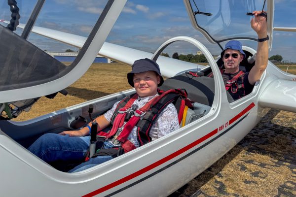 Florian aus Eupen im Cockpit des Segelflugzeugs, hinter ihm sitzt sein Fluglehrer - der Flieger ist am Boden