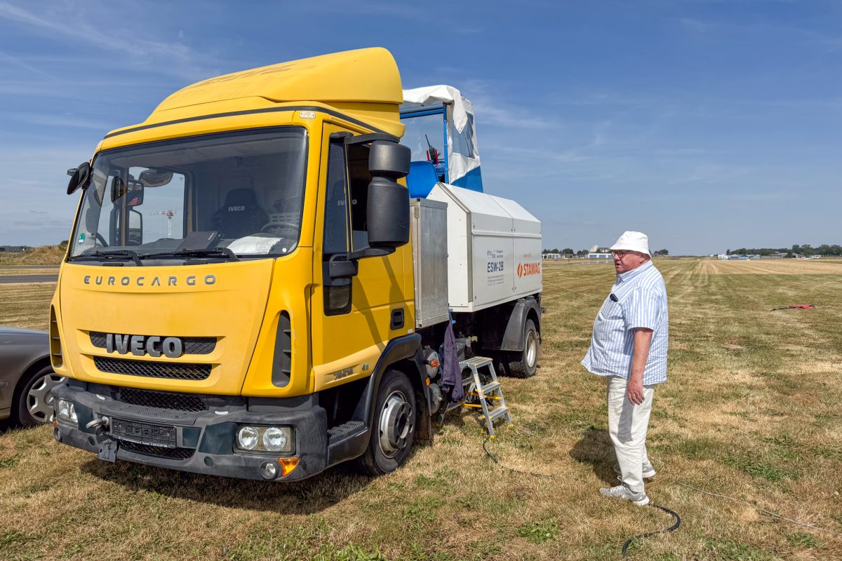 Manfred Schultz steht vor der Winde