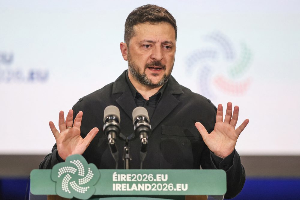 Der ukrainische Präsident Selenskyj am Rednerpult, davor ein Schild 'Irland 2026 EU"