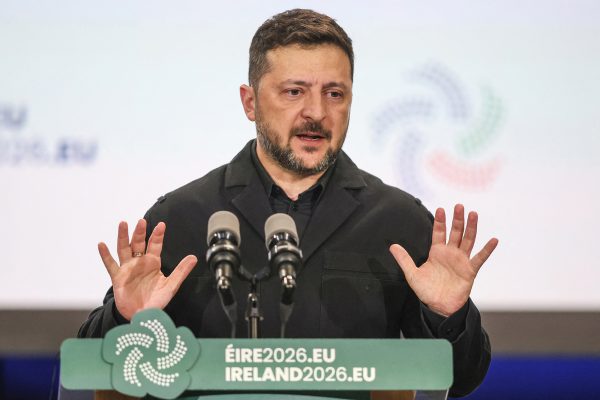 Der ukrainische Präsident Selenskyj am Rednerpult, davor ein Schild 'Irland 2026 EU"