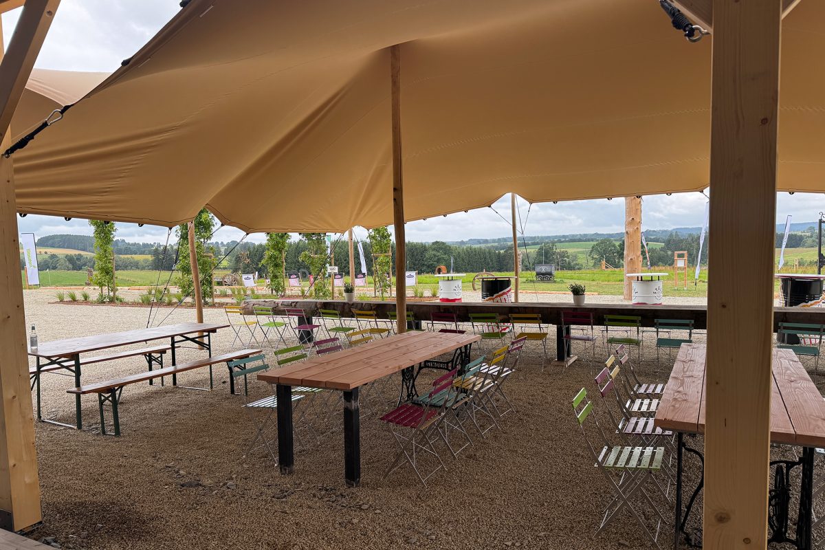 Restaurant-Bereich an der Soccergolf-Anlage am Hohenbusch