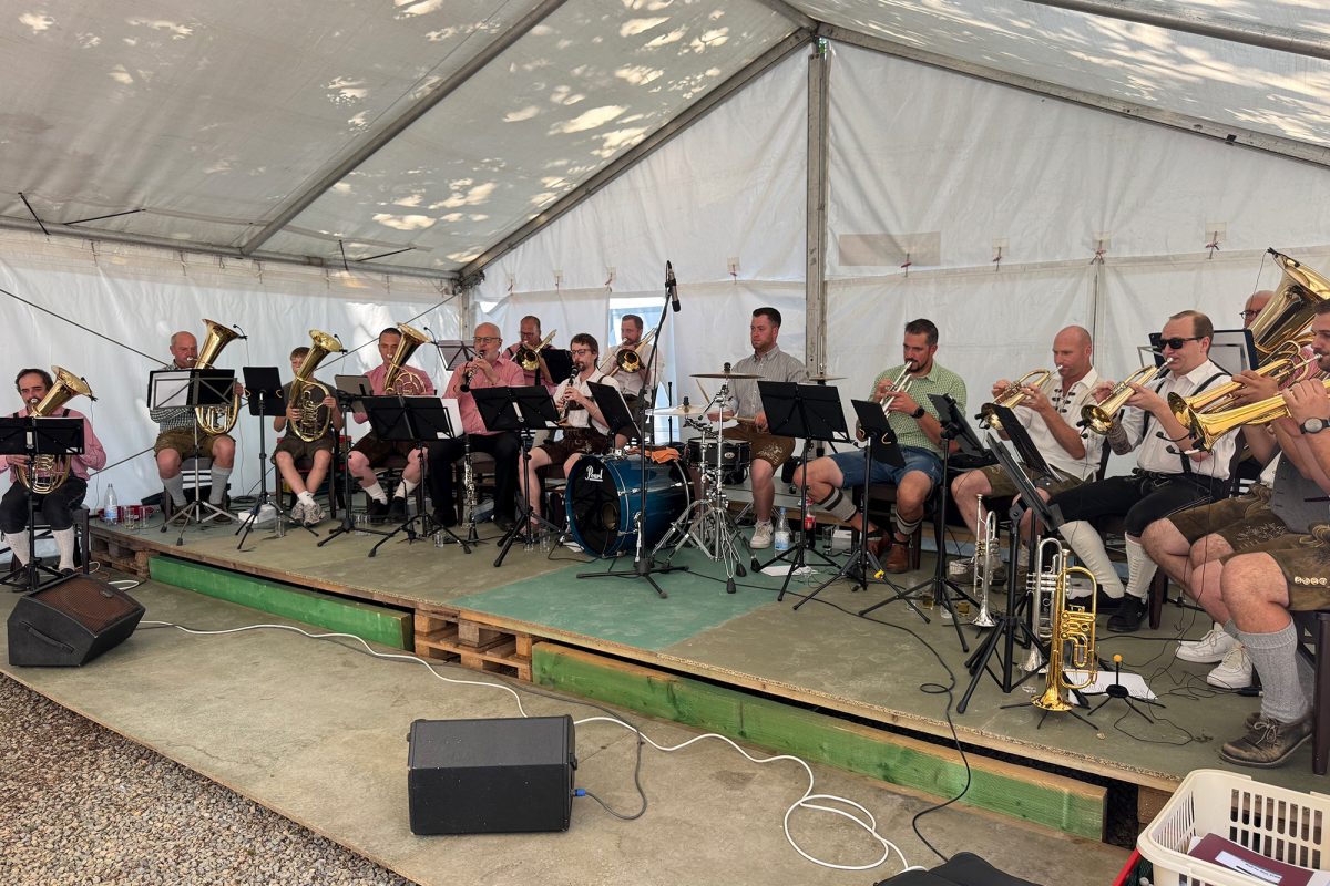 Musikverein spielt im Zelt