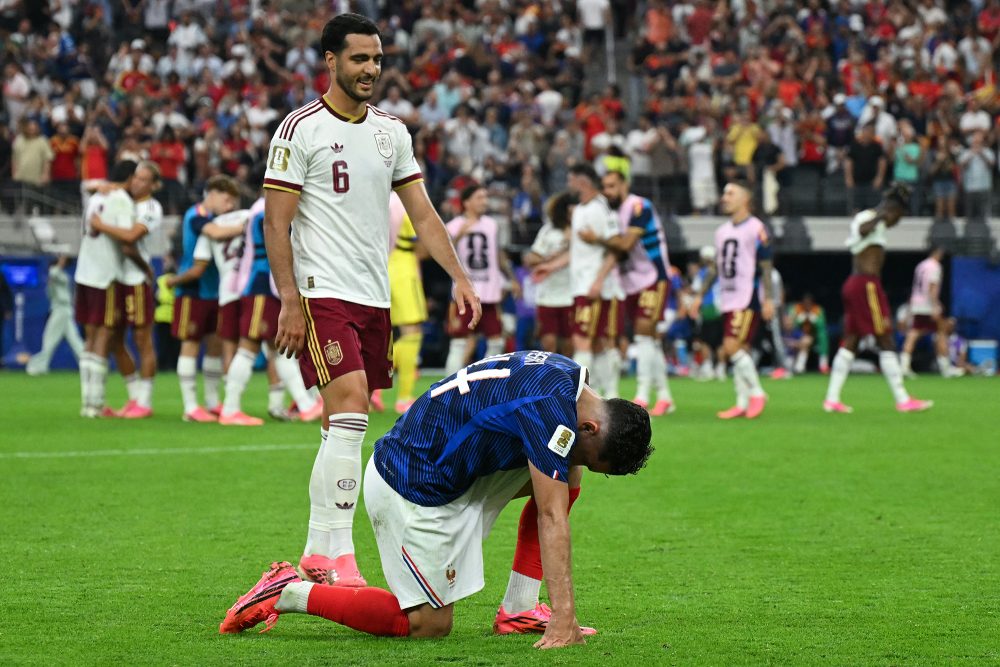 Ein spanischer Spieler geht auf einen knienden Spieler der französischen Mannschaft zu